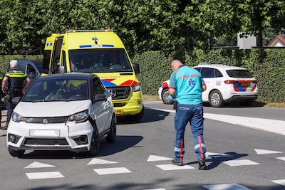 Botsing tussen fietser en auto op Scharrenburgersteeg in Lunteren