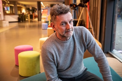 nlbeeld-oosterhout-bs20260122-1313-pix4profs-ron-magielse-schrijver-kluun-raymond-vd-klundert-komt-met-theatervoorstelling-over-pubers-naar-de-bussel