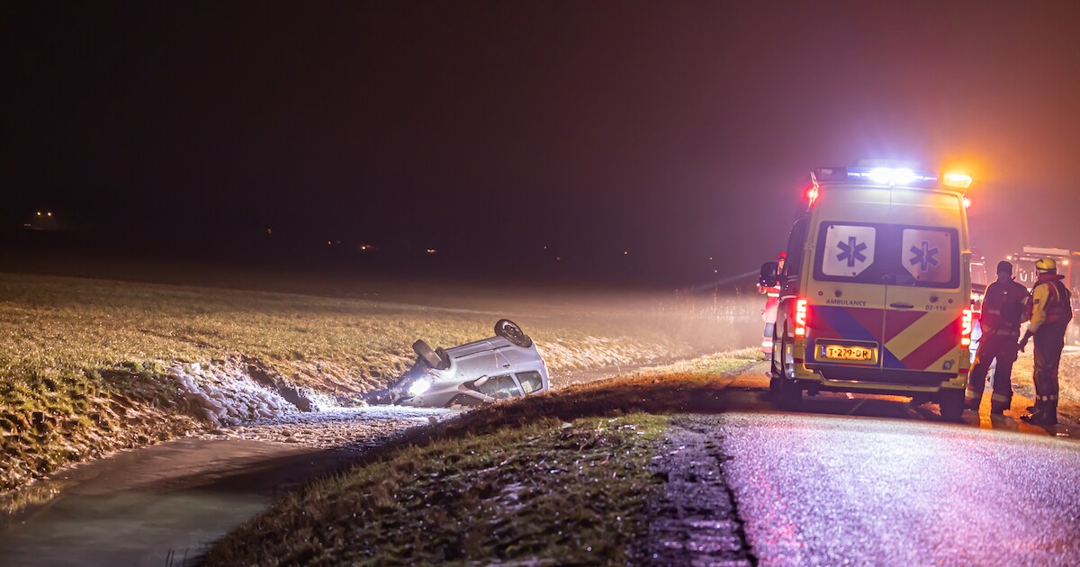 Auto op zijn kop in een sloot langs de Eeuwe Ennesweg in Warfstermolen