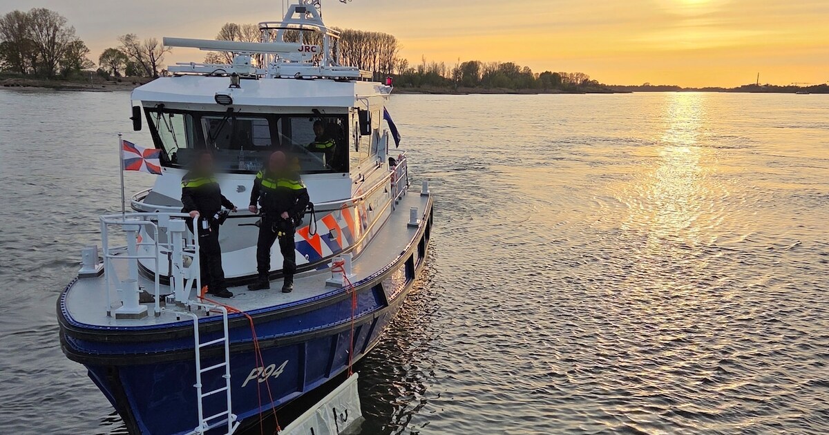 Lichaam in Rijn bij Spijk blijkt jonge Duitser, politie: ‘We hebben hem zijn naam en waardigheid ter
