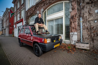 In Panda met Palestina-stickers rijdt Daniël naar betere wereld: ‘Laat zien hoe ik denk over genocid