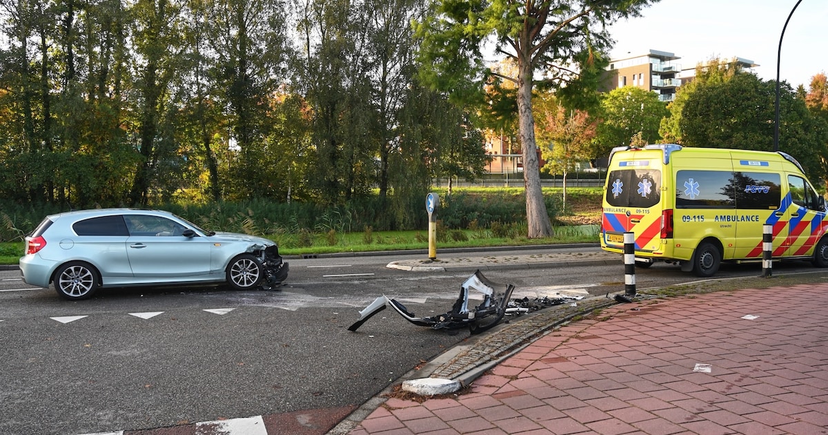 Auto en taxi botsen hard in Leerdam
