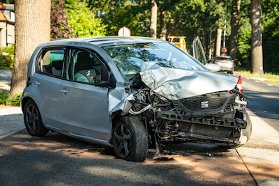 Auto botst tegen boom langs N348 bij Gorssel, bestuurder naar ziekenhuis