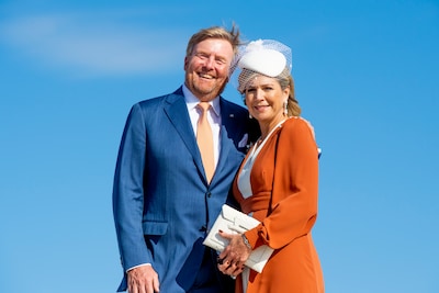 Koningspaar op vakantie: zelfs op zijn privéstrand ontsnapt Willem-Alexander niet aan verplichtingen