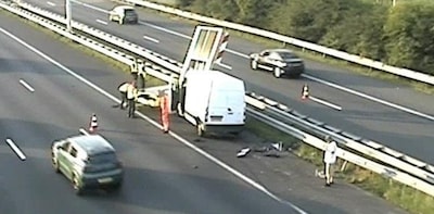 Bestelbus knalt op tekstkar langs A12 ter hoogte van Houten