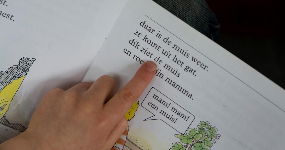 Wethouder leest voor tijdens Nationale Voorleesdagen in Borger