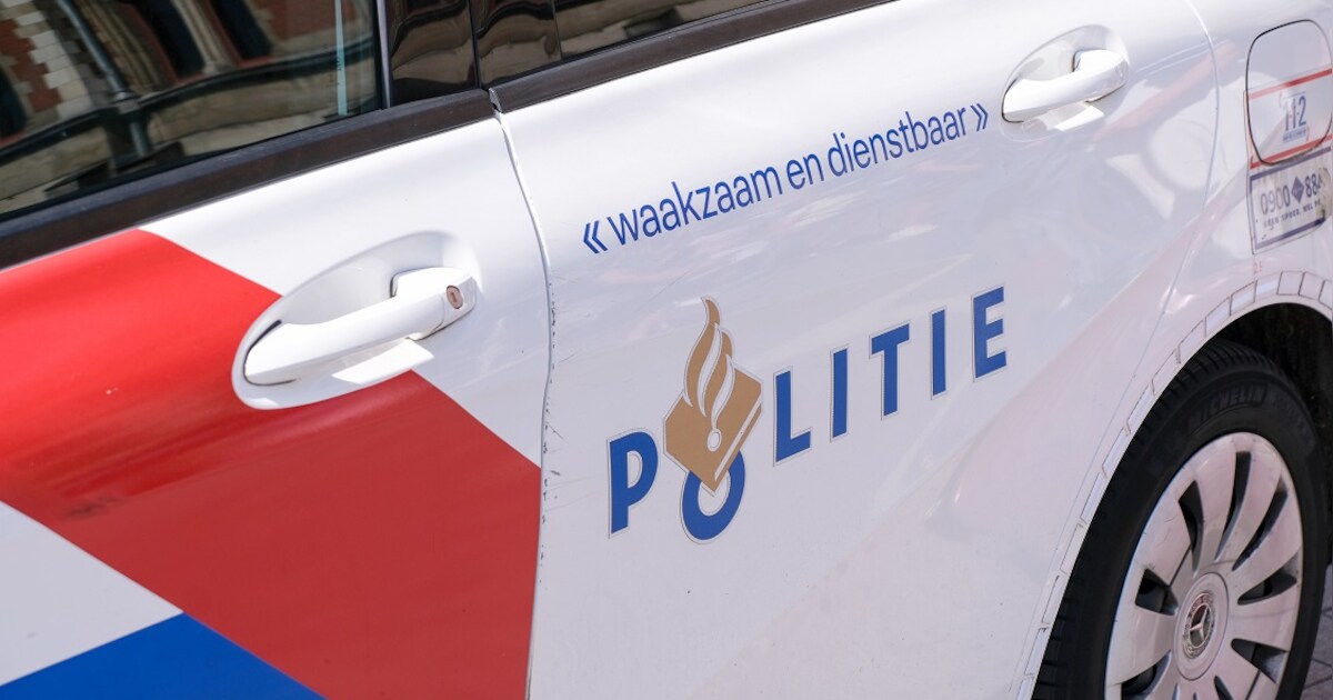 Tientallen blauwe vaten gedumpt in sloot Hoornsterzwaag
