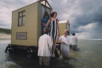 Grand hotel aan zee is oer-Hollands romantisch kostuumdrama: ‘Ik dacht bij lezen van het script zoenen, zoenen, zoenen!’