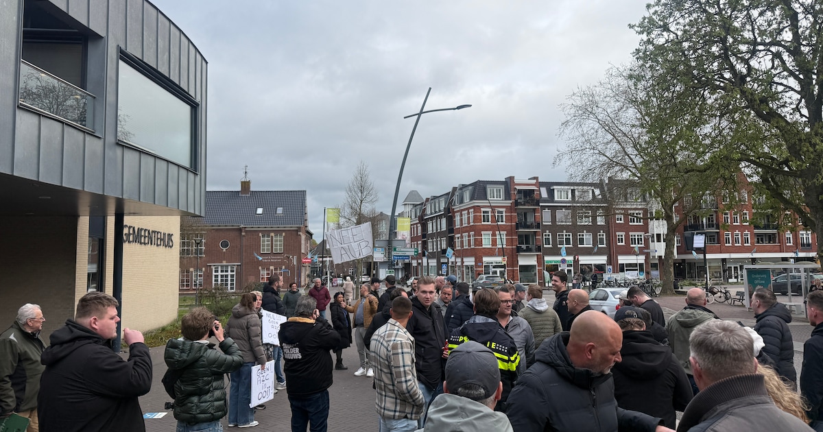 86 asielzoekers naar hotel leidt tot protest bij gemeentehuis: ‘We zijn overrompeld, dit is geen dem