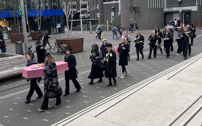 Dolle Mina’s houden ‘uitvaart’ op plein bij Tweede Kamer