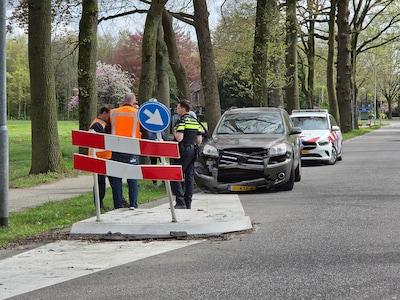 Automobilist botst op verkeershek bij wegversmalling in Ede