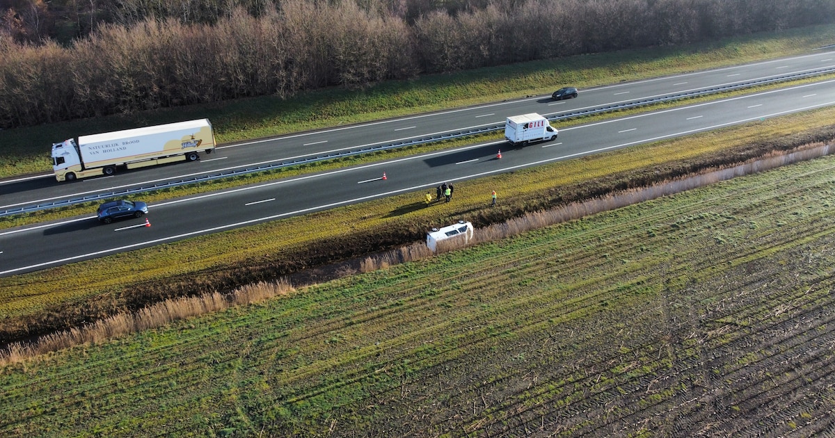 Busje kantelt sloot in langs N31 bij Garyp