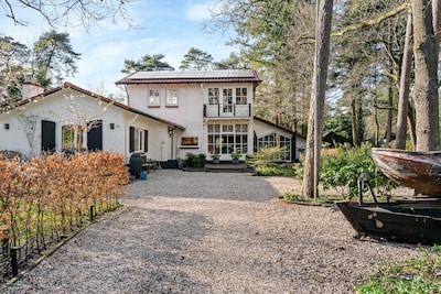 Stijlvolle familievilla in Bilthoven met veel charme en licht zoekt nieuwe bewoners