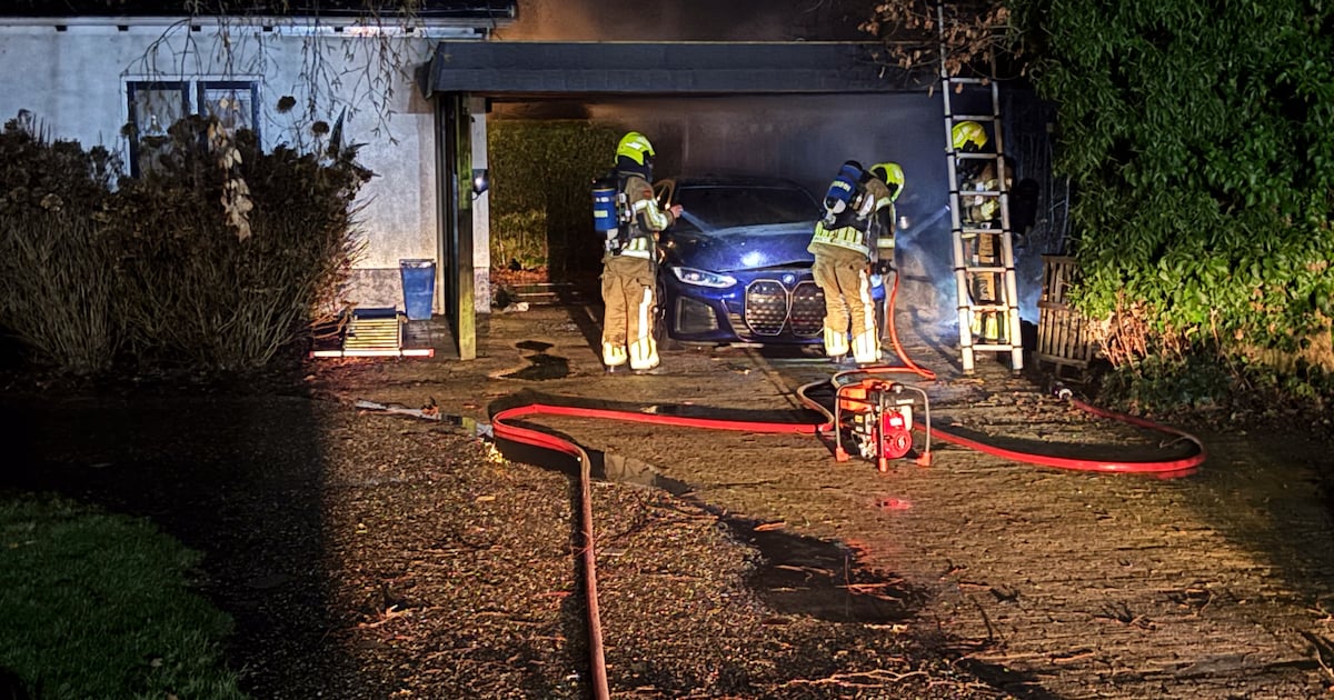 Auto in brand onder carport in de Lekerweg in Wijdenes