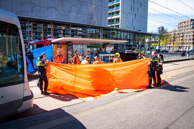 Voetganger bekneld onder auto nadat automobilist op trambaan belandt op Laan op Zuid