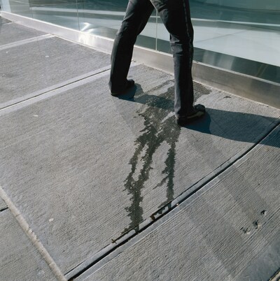 Raadslid Nissewaard wil speciale coating, waardoor urine tegen broek van wildplassers terugkaatst