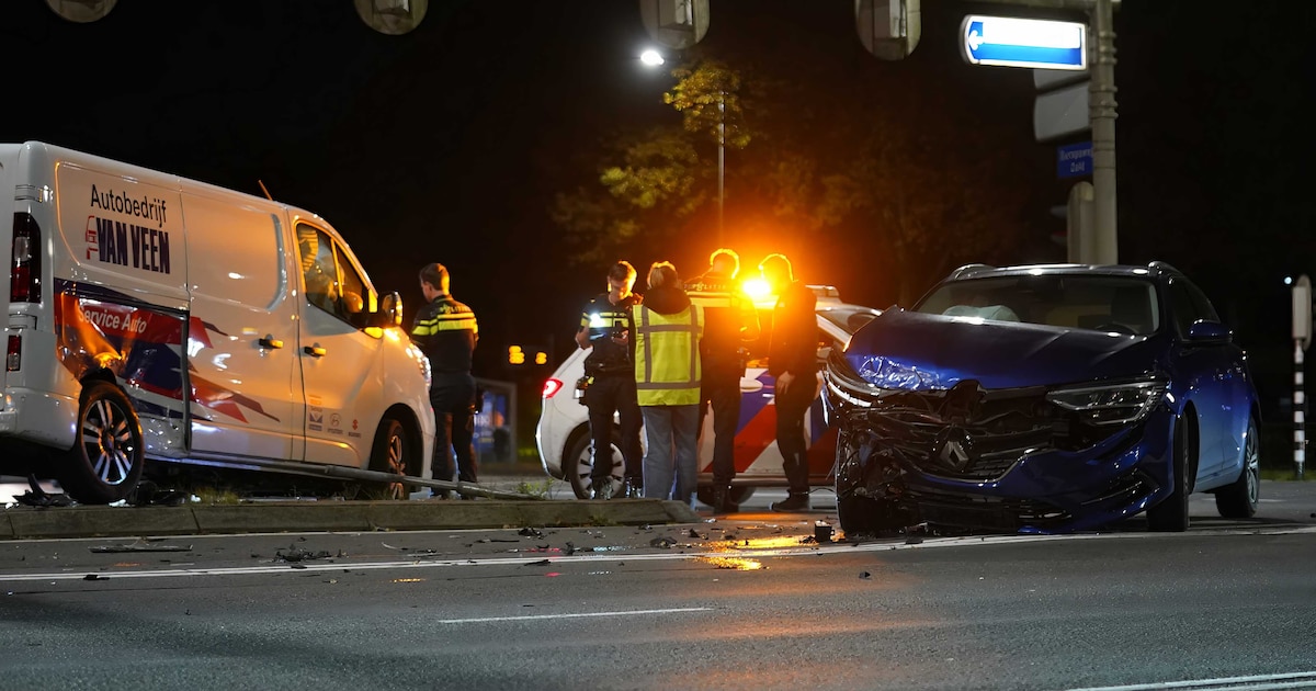 Auto en bestelbus beschadigd op de Balkenweg in Assen