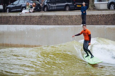 Rif10 verwelkomt ervaren én onervaren surfers bij tweede editie van Rotterdam Surf Open