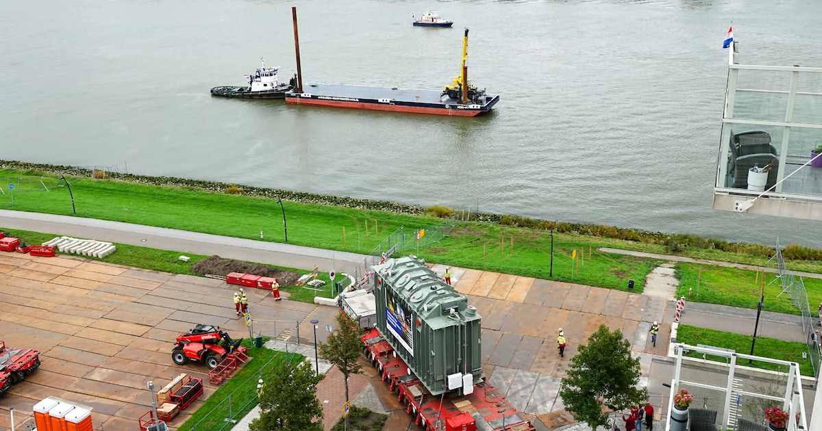 Loodzware transformatoren aan land getild, woensdagavond gaan ze naar ...