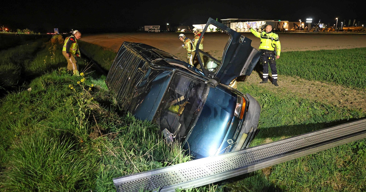 Camper slaat over de kop en belandt in sloot op A6, bestuurder naar het ziekenhuis