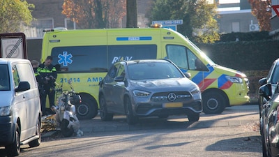 Scooterrijder naar het ziekenhuis na ernstige botsing met auto in Oss