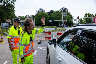 Inwoners in Vught slaan alarm over verkeerslichten op N65: auto’s en fietsers tegelijk groen, bijna-