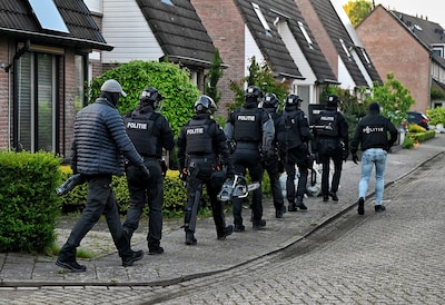 Negen opgepakte Tilburgers verdacht van dealen en straathandel: ‘Groot geldbedrag, drugs en gaspisto