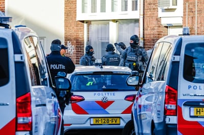 Grote politieactie aan Deurningerstraat in Enschede: DSI valt twee woningen binnen, één persoon gebl