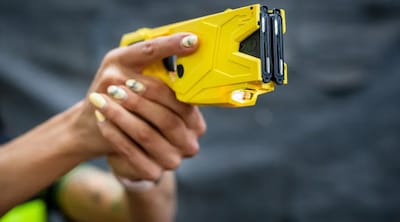 Man (49) bedreigt automobilist en agenten met mes in Tilburg