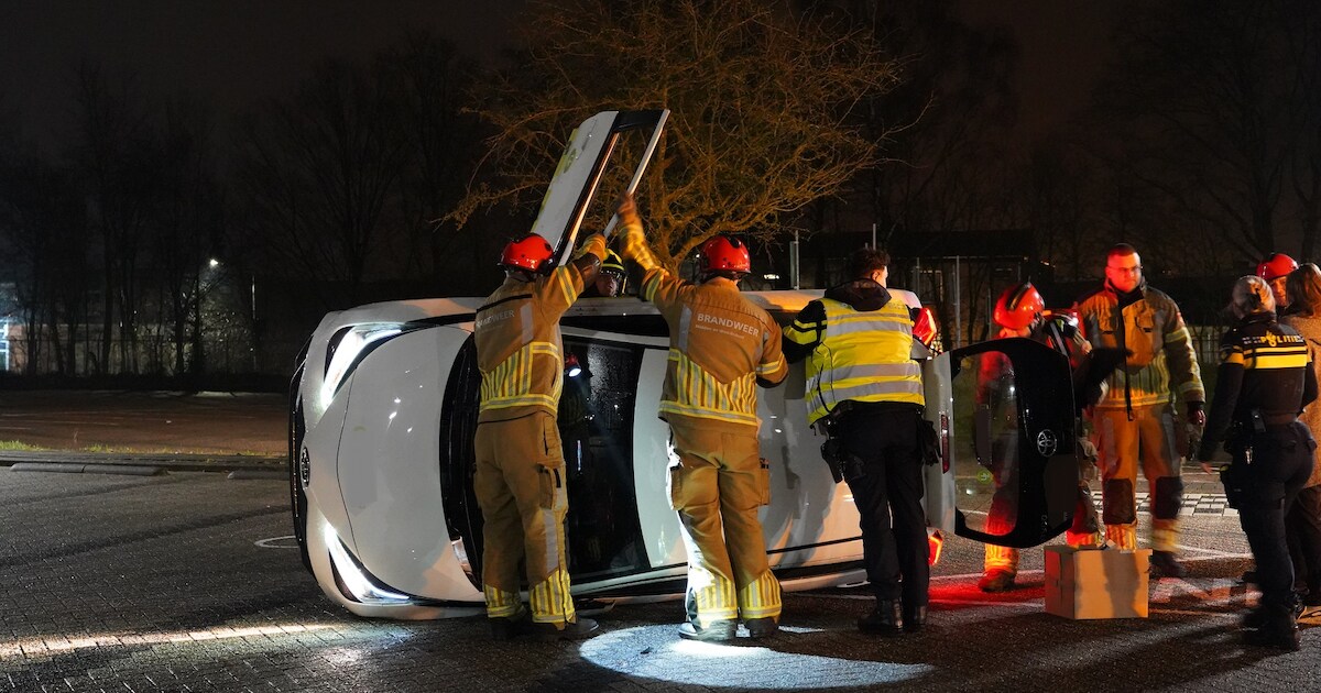 Automobiliste rijdt tegen paaltje in Rijen: auto eindigt op zijn kant