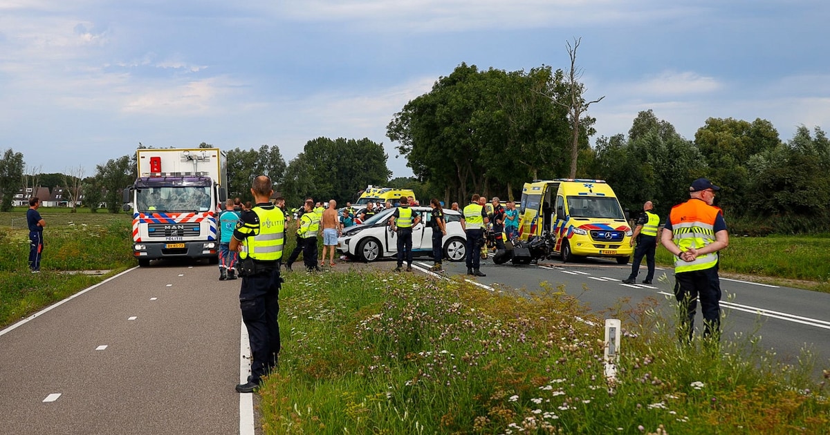 Motoragent overleden na botsing met automobilist in Weesp.