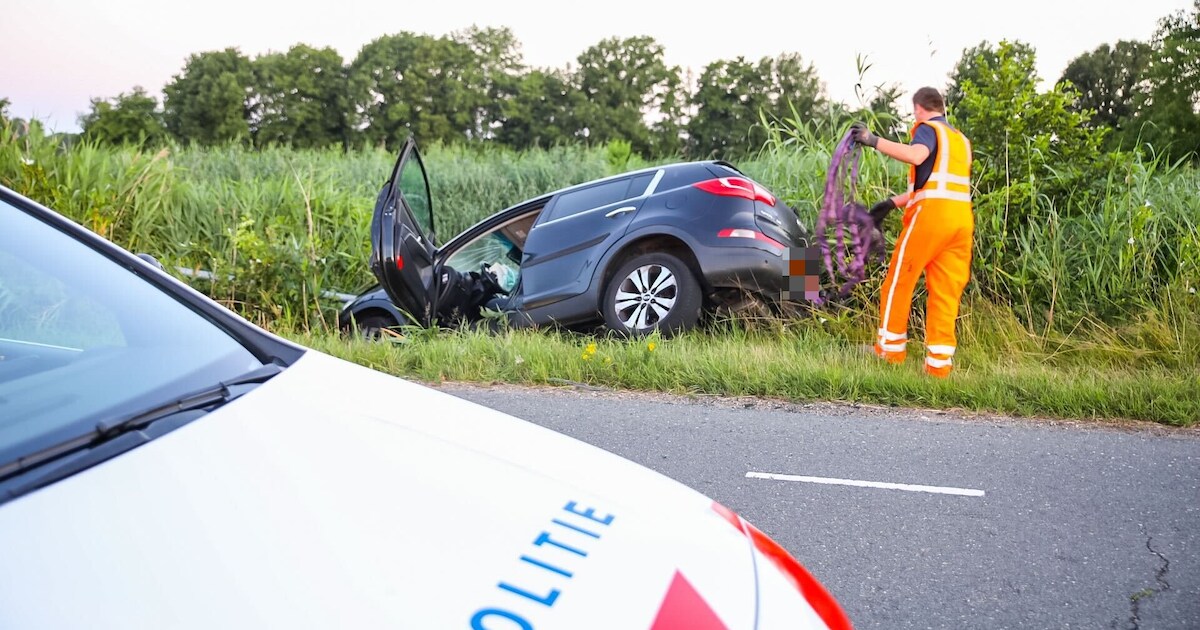 Automobilist gearresteerd nadat hij auto de sloot in rijdt op Kanaalweg in Vaassen