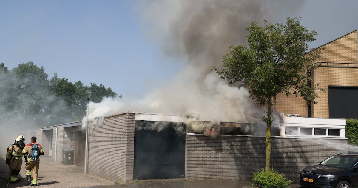 Barbecue loopt uit de hand in Leerdam: ontploffing en brand onder carport, huizen blijven gespaard