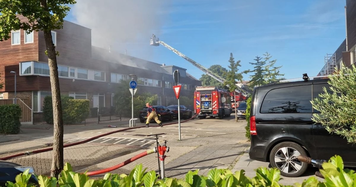 Uitslaande zolderbrand in woning in Almere
