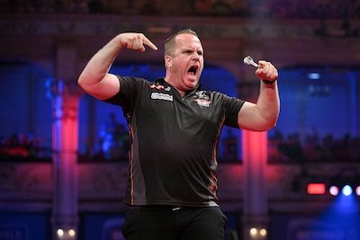 Nederlander die 5 keer scoorde in KNVB-beker wint bij profdebuut als darter, ook Van Duijvenbode door in Maastricht