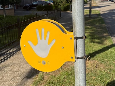 Aha: dit betekenen dus die gele bordjes met grijze hand erop in Apeldoorn