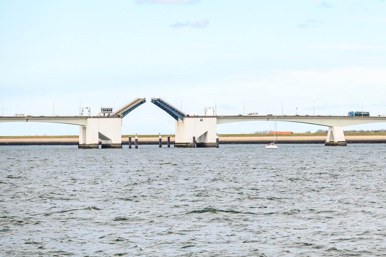 Zeelandbrug tijdelijk dicht voor inspectie aan scheur, nog altijd geen ...