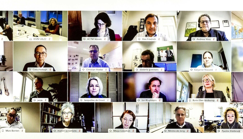 OMT-leden op een videoscherm, voorafgaand aan een vergadering van het Outbreak Management Team (OMT).