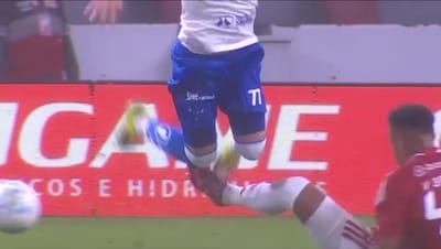 Braziliaanse verdediger breekt been met horrortackle en mag niet spelen zolang slachtoffer niet op veld kan staan