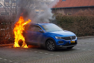 Auto vliegt in brand in Oss en raakt flink beschadigd