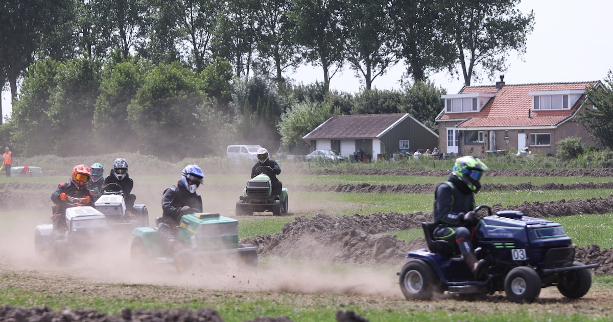 Gazonmaaiers racen in de polder in Rockanje