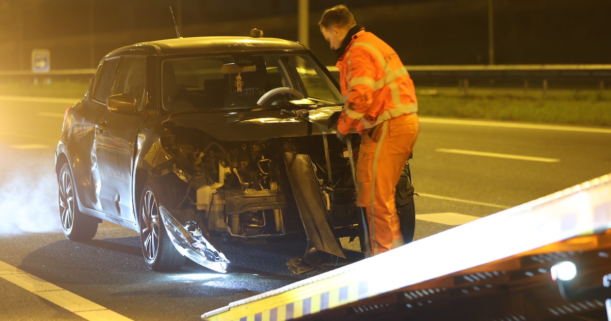 Zwaar beschadigde auto weggesleept op A4 bij Schipluiden