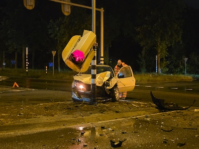 Auto botst tegen verkeerslicht na ongeval