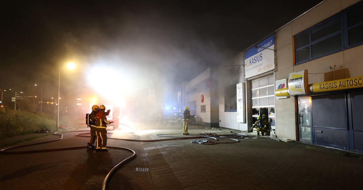 Brand bij autogarage in Velserbroek, politie onderzoekt brandstichting | Foto