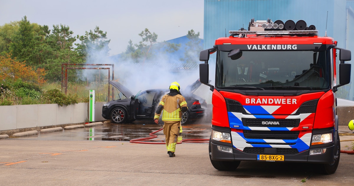 Elektrische auto in brand in Valkenburg, veel rook