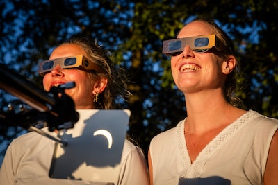 Lasbrillen, vergieten en geknutselde apparaten: zo beleefden we de zonsverduistering in Nederland