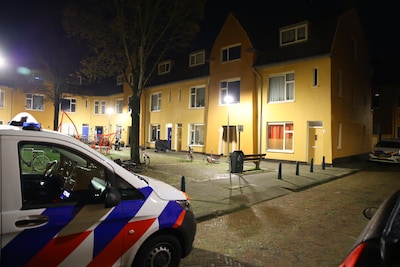 Agenten ontdekken nepgeld en illegaal vuurwerk in woning na melding medische noodsituatie