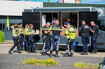 Grote politiecontrole bij GelreDome levert bonnenregen op: bestuurders betrapt met pepperspray, tele