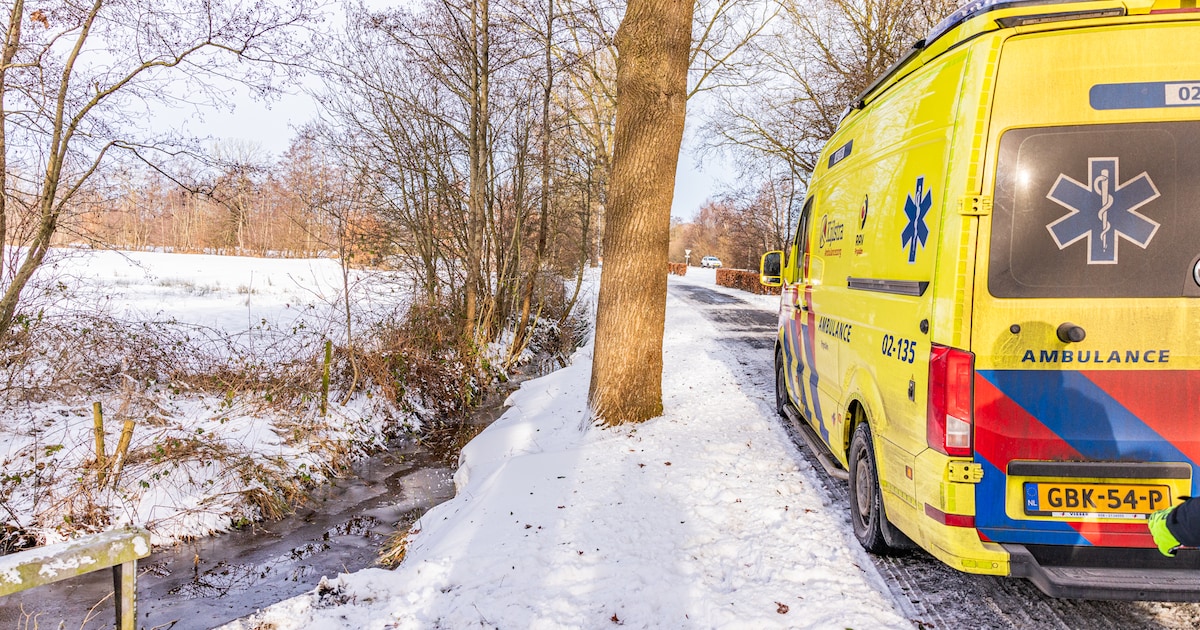 Persoon zakt door ijs aan het Koartwâld in Surhuizum