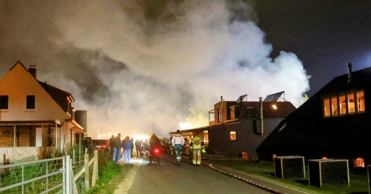 Schuur gaat verloren bij grote brand aan Waaldijk in Vuren